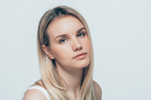 Mooie vrouw blond haar portret close-up studio op wit