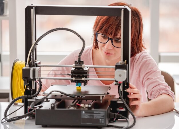 Mooie vrouw bril werken met 3D-printer op project