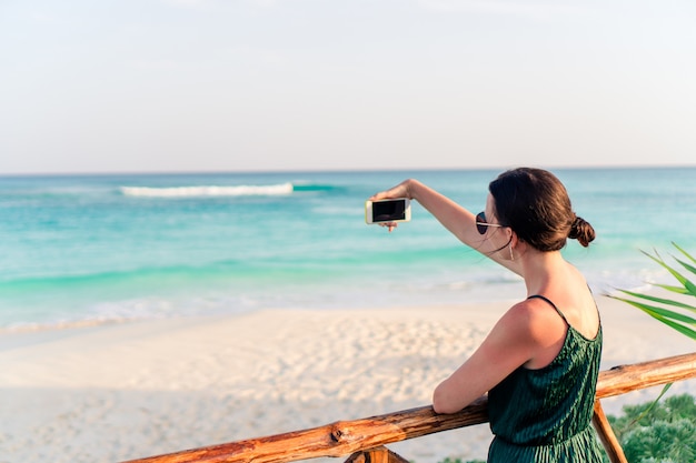 Mooie vrouw buitenshuis op tropische exotische vakantie