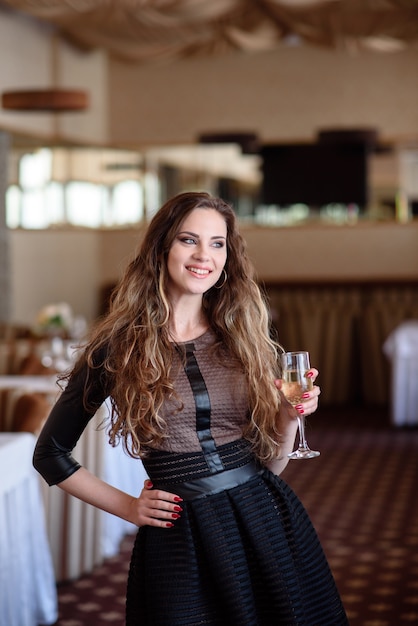 Mooie vrouw champagne drinken in een restaurant