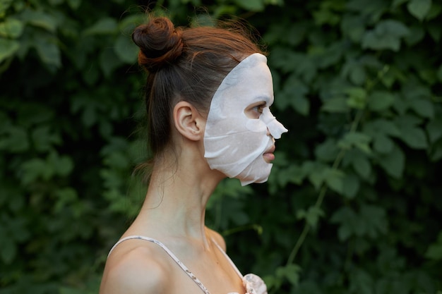 Mooie vrouw cosmetisch masker Modieus kapsel van de brunette Kopie Ruimte huidverzorging geknipt uitzicht