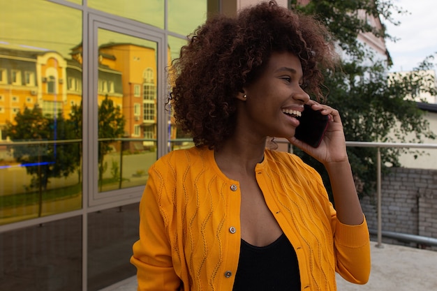 Mooie vrouw de straat met haar telefoon