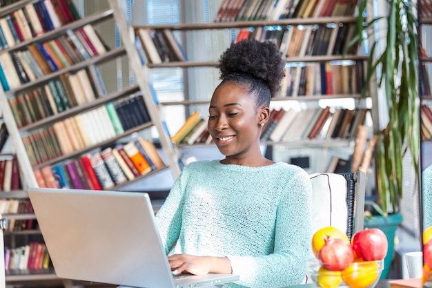 Mooie vrouw die aan laptop werkt