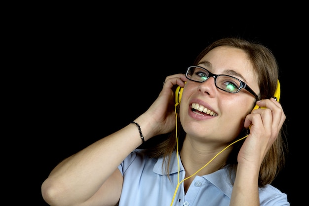 Mooie vrouw die aan muziek met een hoofdtelefoon luistert