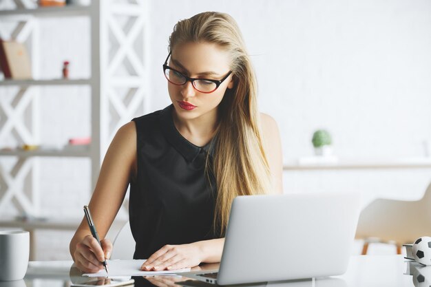 Mooie vrouw die aan project werkt