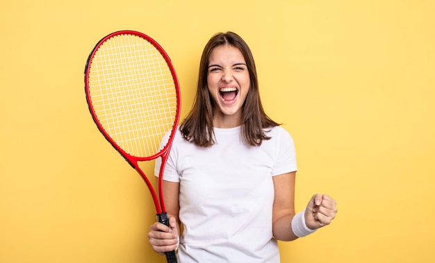 Mooie vrouw die agressief schreeuwt met een boos concept van de tennisspeler van de uitdrukking