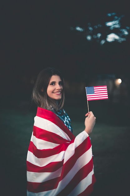 Mooie vrouw die Amerikaanse vlag houdt - beeld