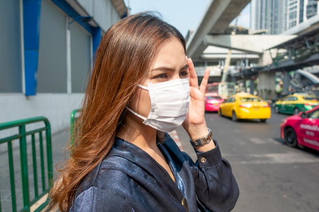 Mooie vrouw die antistofmasker draagt