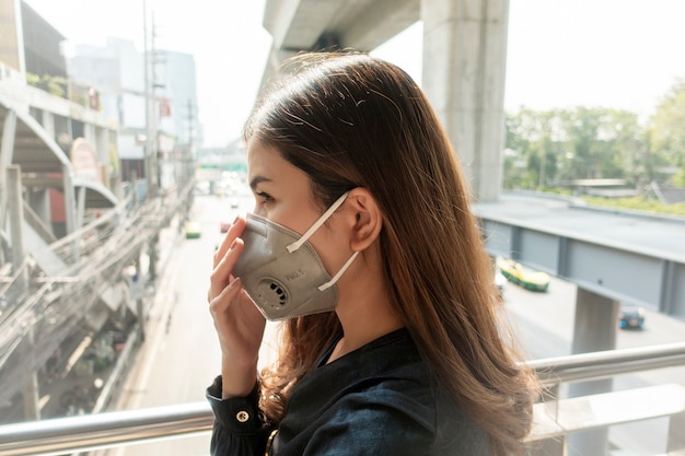 Mooie vrouw die antistofmasker draagt