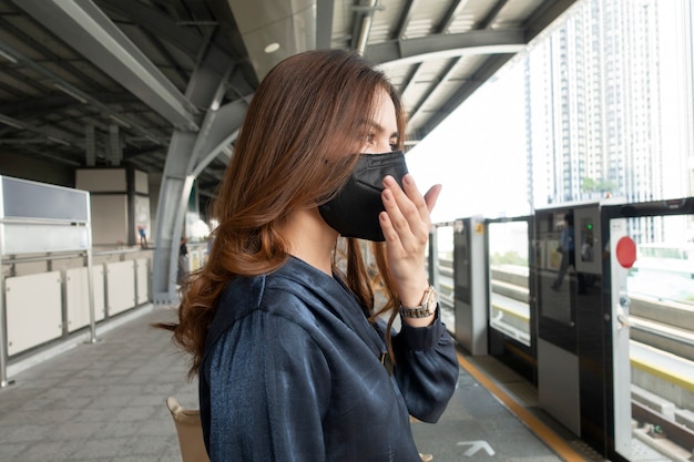 Mooie vrouw die antistofmasker draagt