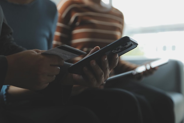 Mooie vrouw die buiten zit en laptop gebruikt Vrouw en vriend die plezier hebben met nieuwe technologie en online winkelen op een buitenplaats