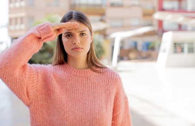 Foto mooie vrouw die een concept uitdrukt