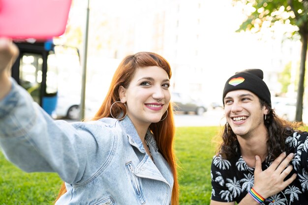 Mooie vrouw die een selfie maakt met haar vriend