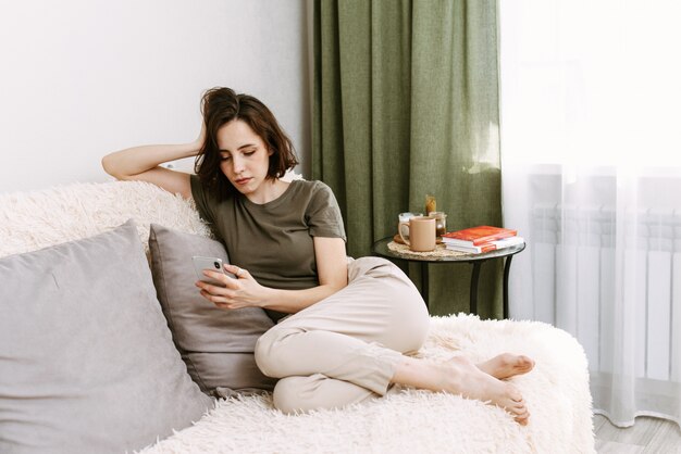 Mooie vrouw die een telefoon in hand houdt