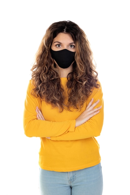 Mooie vrouw die een zwart masker draagt dat op een witte achtergrond wordt geïsoleerd