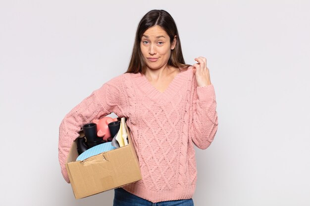 Mooie vrouw die er arrogant, succesvol, positief en trots uitziet, wijzend naar zichzelf