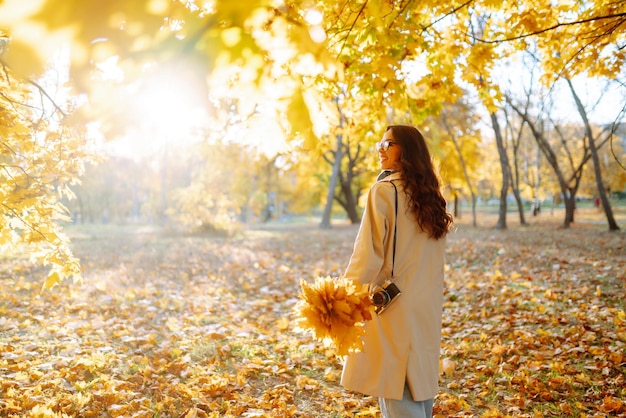 Mooie vrouw die foto's maakt in het herfstbos Rest ontspanning toerisme lifestyle concept