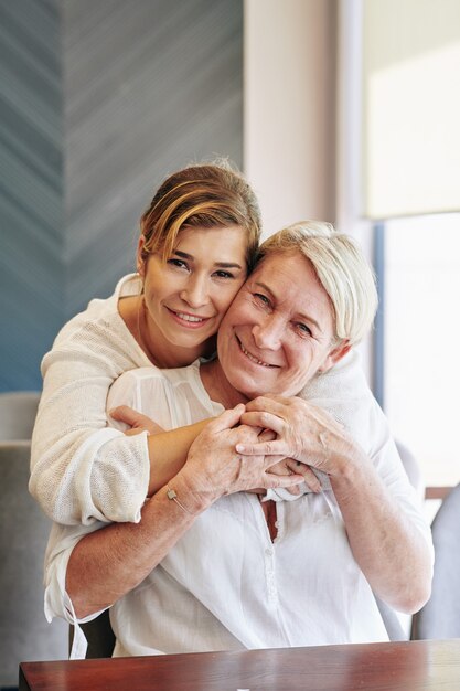 Mooie vrouw die haar hogere moeder koestert