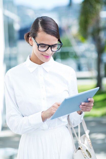 Mooie vrouw die haar tabletpc met behulp van