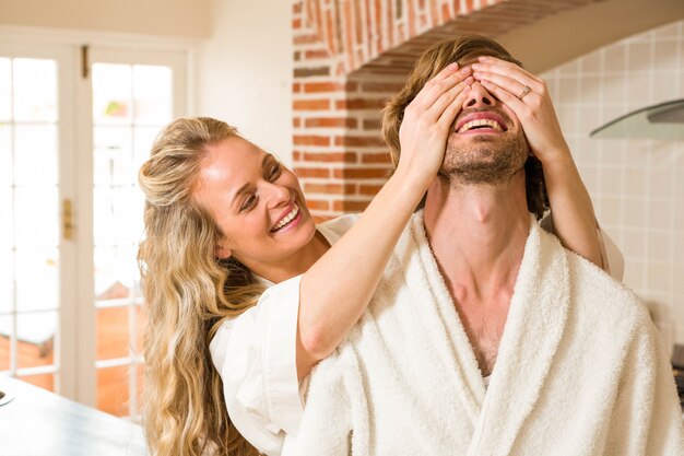 Mooie vrouw die haar vriendogen in de keuken behandelt