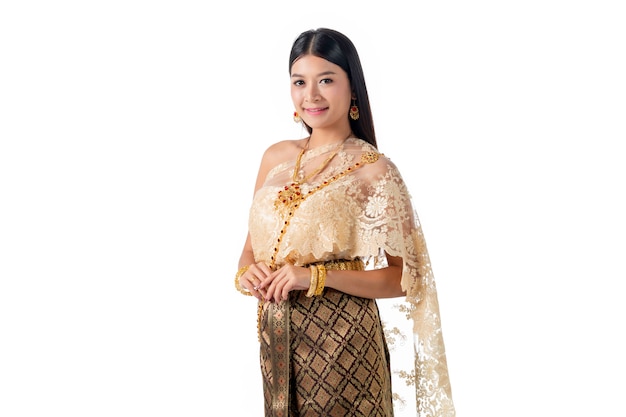 Mooie vrouw die in nationaal traditioneel kostuum van Thailand glimlacht.