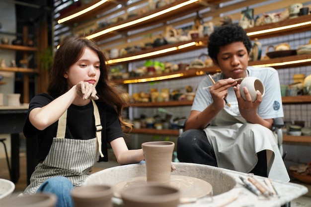 Mooie vrouw die keramisch aardewerk maakt op wielhanden close-up vrouw in freelance zakelijke hobby