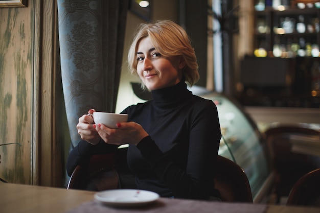 Mooie vrouw die koffie drinkt