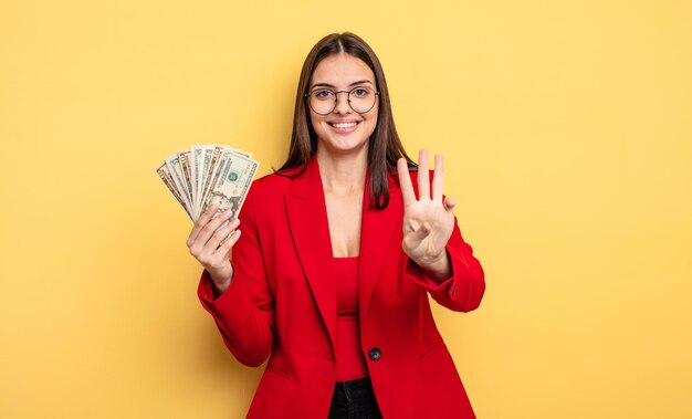 Mooie vrouw die lacht en er vriendelijk uitziet, met nummer drie. dollar biljetten concept