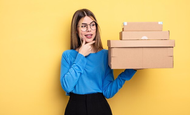 Mooie vrouw die lacht met een gelukkige zelfverzekerde uitdrukking met de hand op het concept van kinpakketten