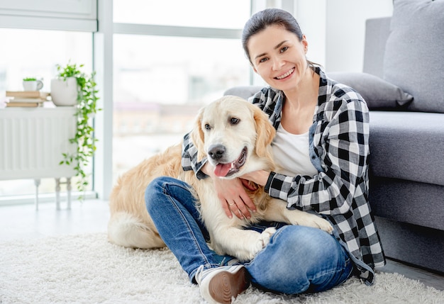 Mooie vrouw die leuke hond knuffelt