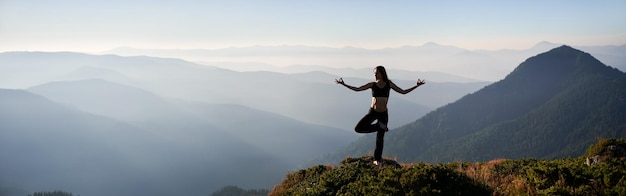 Mooie vrouw die meditatie op frisse lucht doet