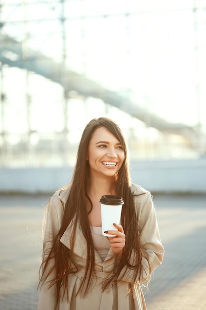 Mooie Vrouw Die Met Kop Van Koffie Op Straatportret Van Aantrekkelijk Lopen