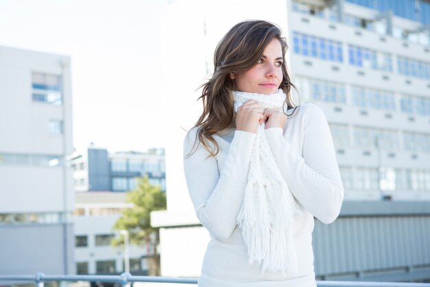 Mooie vrouw die met warme kleren weg kijkt