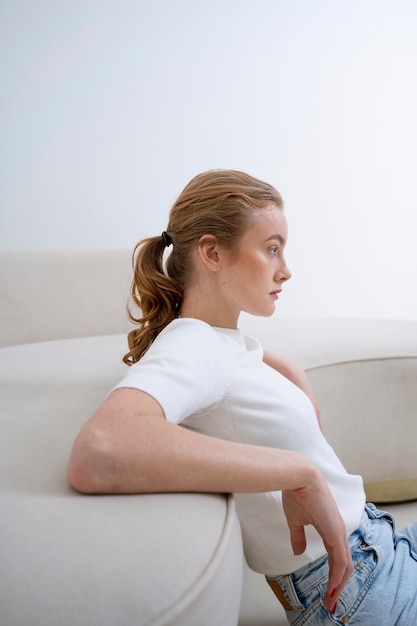 Foto mooie vrouw die minimalistisch overhemd draagt