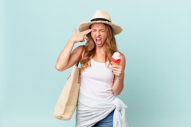 Mooie vrouw die ongelukkig en gestrest kijkt, zelfmoordgebaar dat pistoolteken maakt. zomer concept