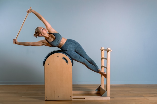 Mooie vrouw die pilates oefening doet