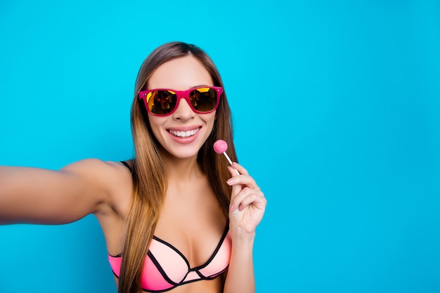 Mooie vrouw die selfie in bikini