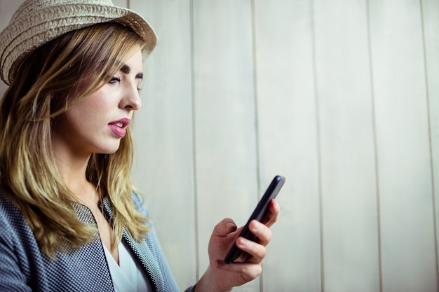 Foto mooie vrouw die smartphone gebruikt