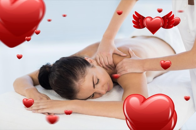 Mooie vrouw die spa-massage ontvangt