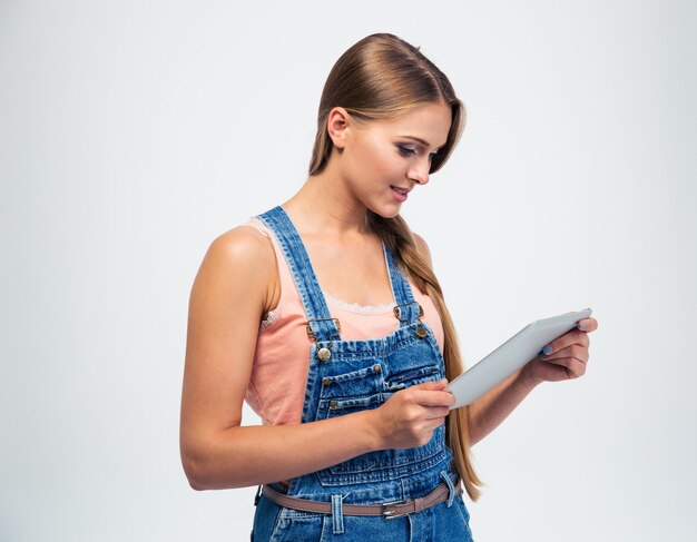 Mooie vrouw die tabletcomputer met behulp van