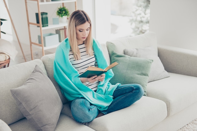 Mooie vrouw die thuis een boek leest