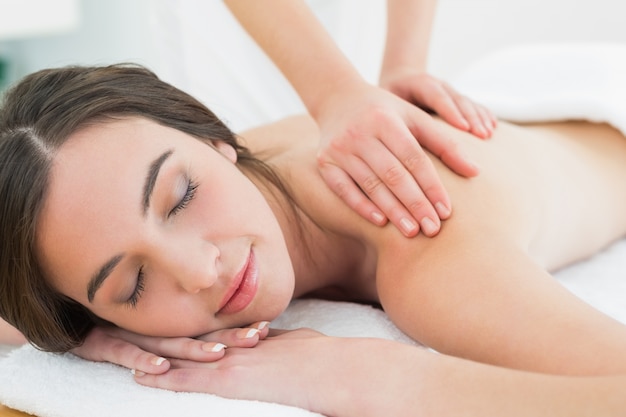 Mooie vrouw die van achtermassage geniet in beauty spa