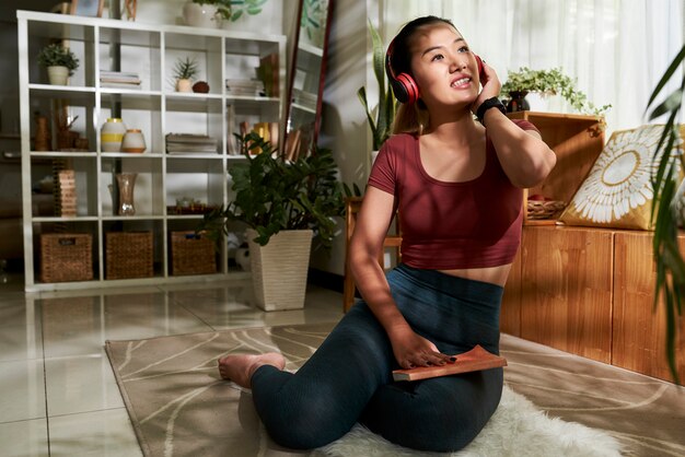 Mooie vrouw die van goede muziek geniet