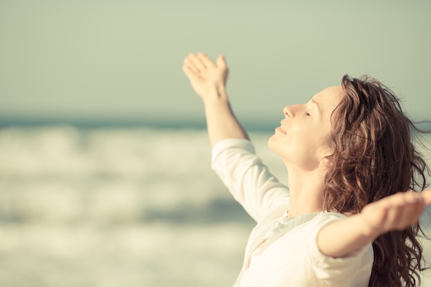 Mooie vrouw die van het leven op het strand geniet