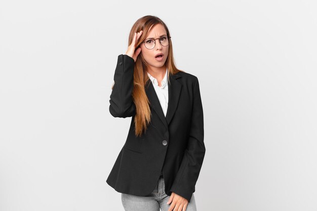 mooie vrouw die verrast kijkt en een nieuwe gedachte, idee of concept realiseert. bedrijfsconcept