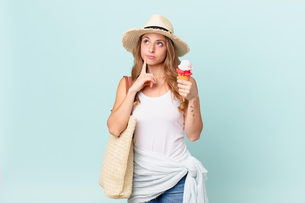 Mooie vrouw die vrolijk lacht en dagdroomt of twijfelt aan het zomerconcept