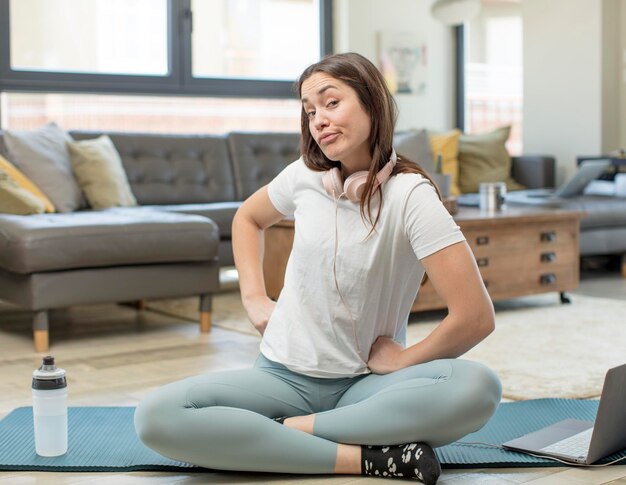 Foto mooie vrouw die yoga doet