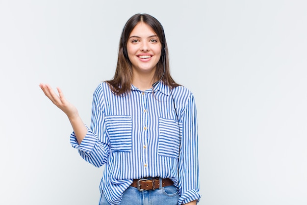 Mooie vrouw die zich blij, verrast en opgewekt voelt, lacht met een positieve instelling, een oplossing of idee realiseert