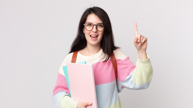 Mooie vrouw die zich een gelukkig en opgewonden genie voelt na het realiseren van een idee. universitair studentenconcept