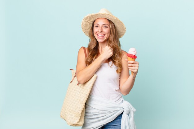 Mooie vrouw die zich gelukkig voelt en een uitdaging aangaat of viert. zomer concept